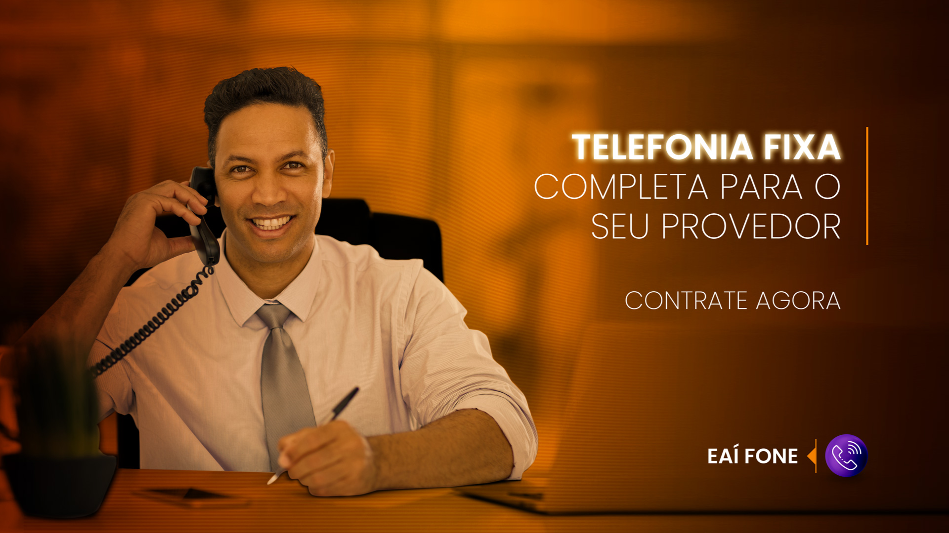 Imagem com uma mulher conversando em um telefone em frente a um notebook com a frase escrita ao lado esquerdo: 'Eleve a comunicação com seu cliente, contrate agora'